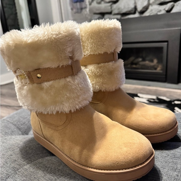 Guess Cream and Tan Fur Boots - Picture 6 of 7